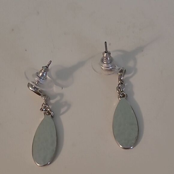 Elegant Silver Teardrop Earrings - Picture 4 of 4